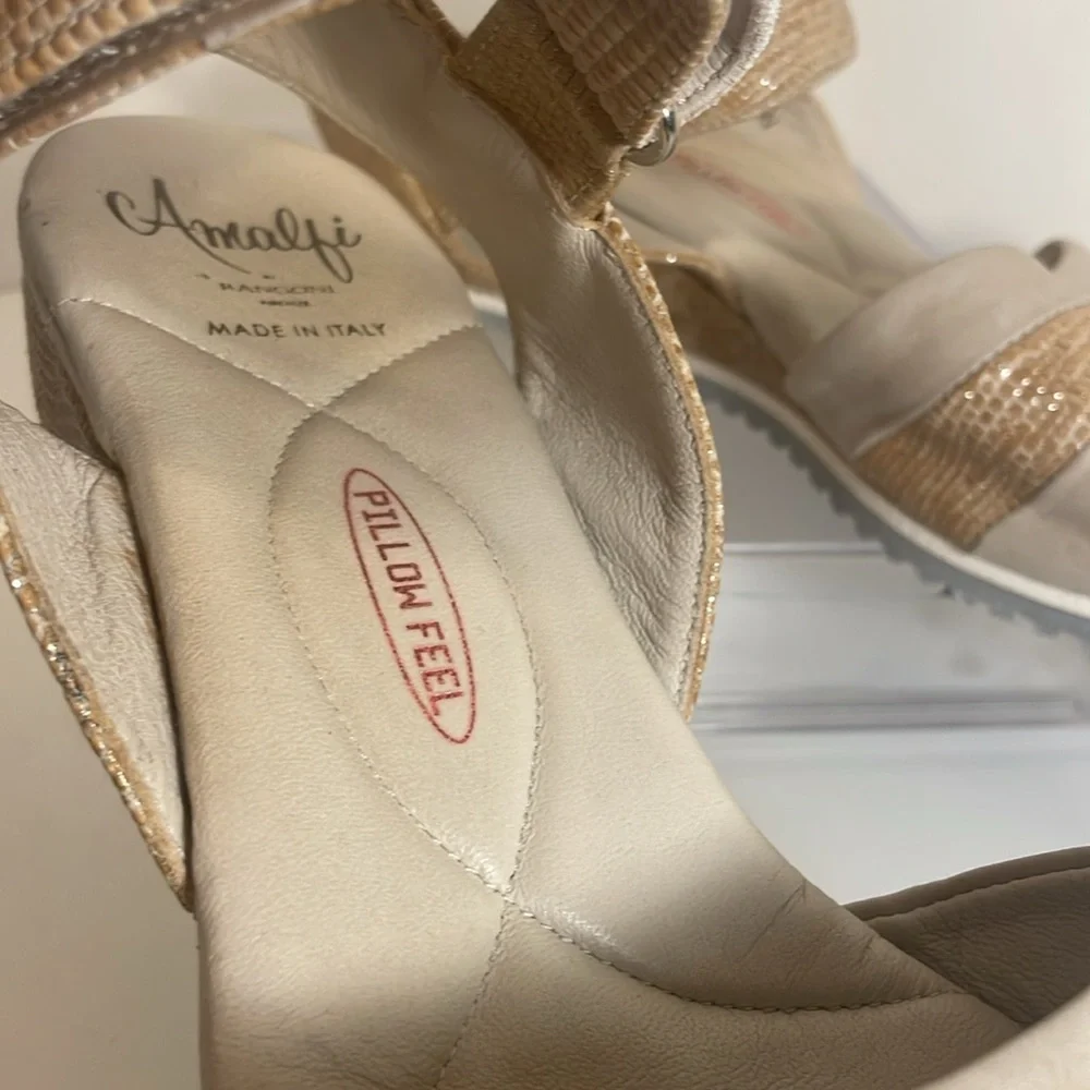 Amalfi by Rangoni Cream & Gold Leather Wedge Sandal Made in Italy Size 9 N EUC